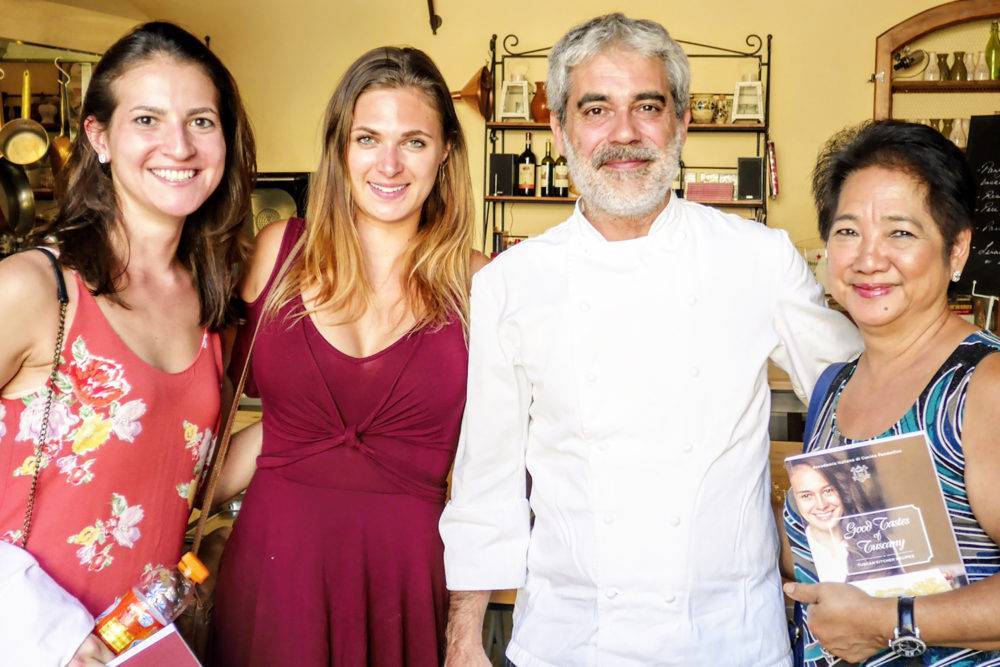 Cooking enthusiasts Posing with the chef