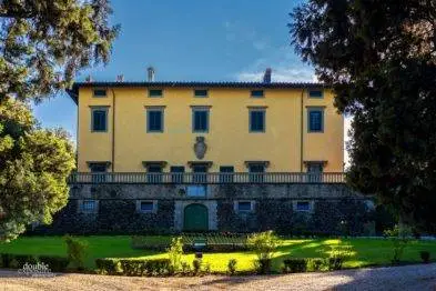 Front view of Villa Pandolfini