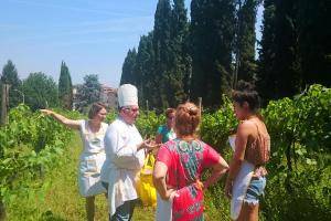 Chef-Luciano-explains-the-secrets-of-the-screw-and-the-nettle